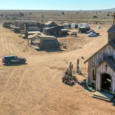 Die Polizei untersuchte die Kirche der Bonanza Creek Ranch, an der sich der Alec Baldwins tödlicher Schuss-Unfall ereignete