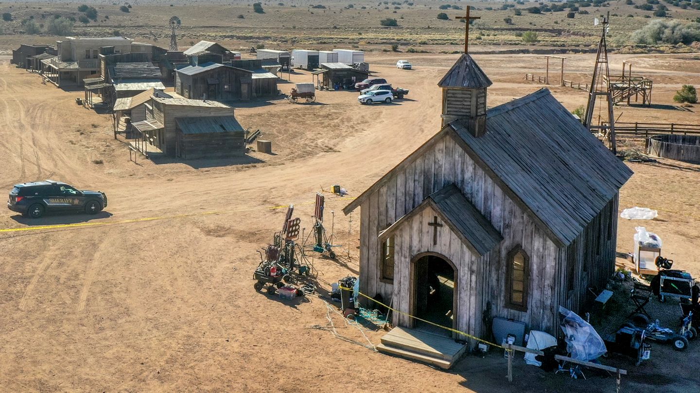 Die Polizei untersuchte die Kirche der Bonanza Creek Ranch, an der sich der Alec Baldwins tödlicher Schuss-Unfall ereignete