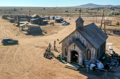 Die Polizei untersuchte die Kirche der Bonanza Creek Ranch, an der sich der Alec Baldwins tödlicher Schuss-Unfall ereignete