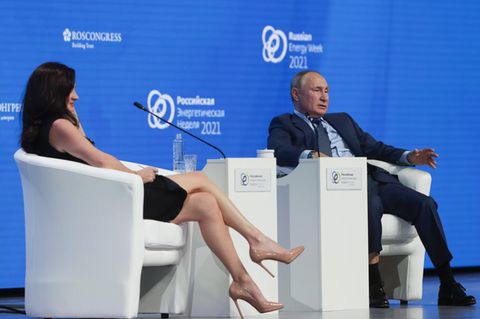 Moderatorin Hadley Gamble im Gespräch mit Wladimir Putin 