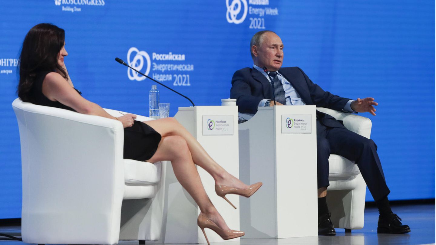 Moderatorin Hadley Gamble im Gespräch mit Wladimir Putin 