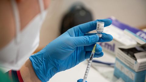 Impfstoffe Totimpfstoffe Coronavirus: Eine Mitarbeiterin eines Impfteams zieht eine Spritze auf