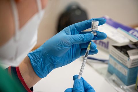 Impfstoffe Totimpfstoffe Coronavirus: Eine Mitarbeiterin eines Impfteams zieht eine Spritze auf