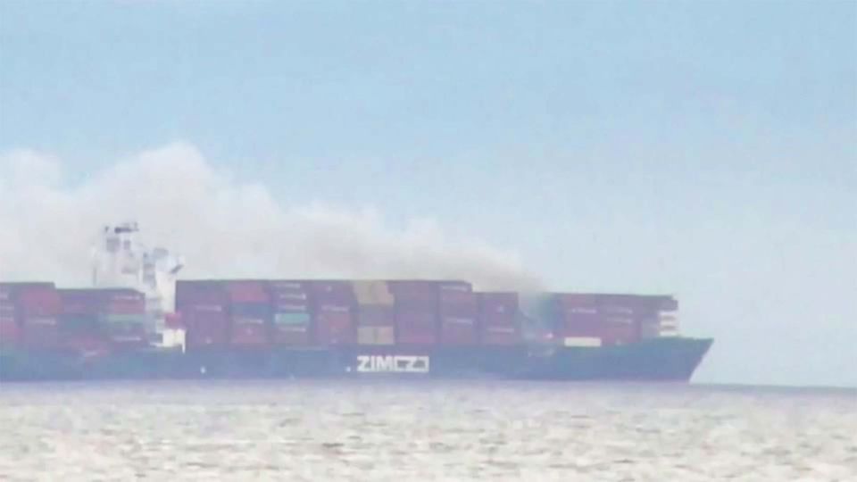 Vor der Westküste Kanadas: Beladen mit Chemikalien: Feuer auf Containerschiff "Zim Kingston" unter Kontrolle Vor der Westküste Kanadas: Beladen mit Chemikalien: Feuer auf Containerschiff "Zim Kingston" unter Kontrolle