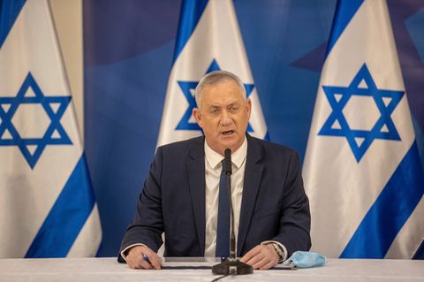 Benny Gantz spricht bei einer Pressekonferenz im israelischen Außenministerium