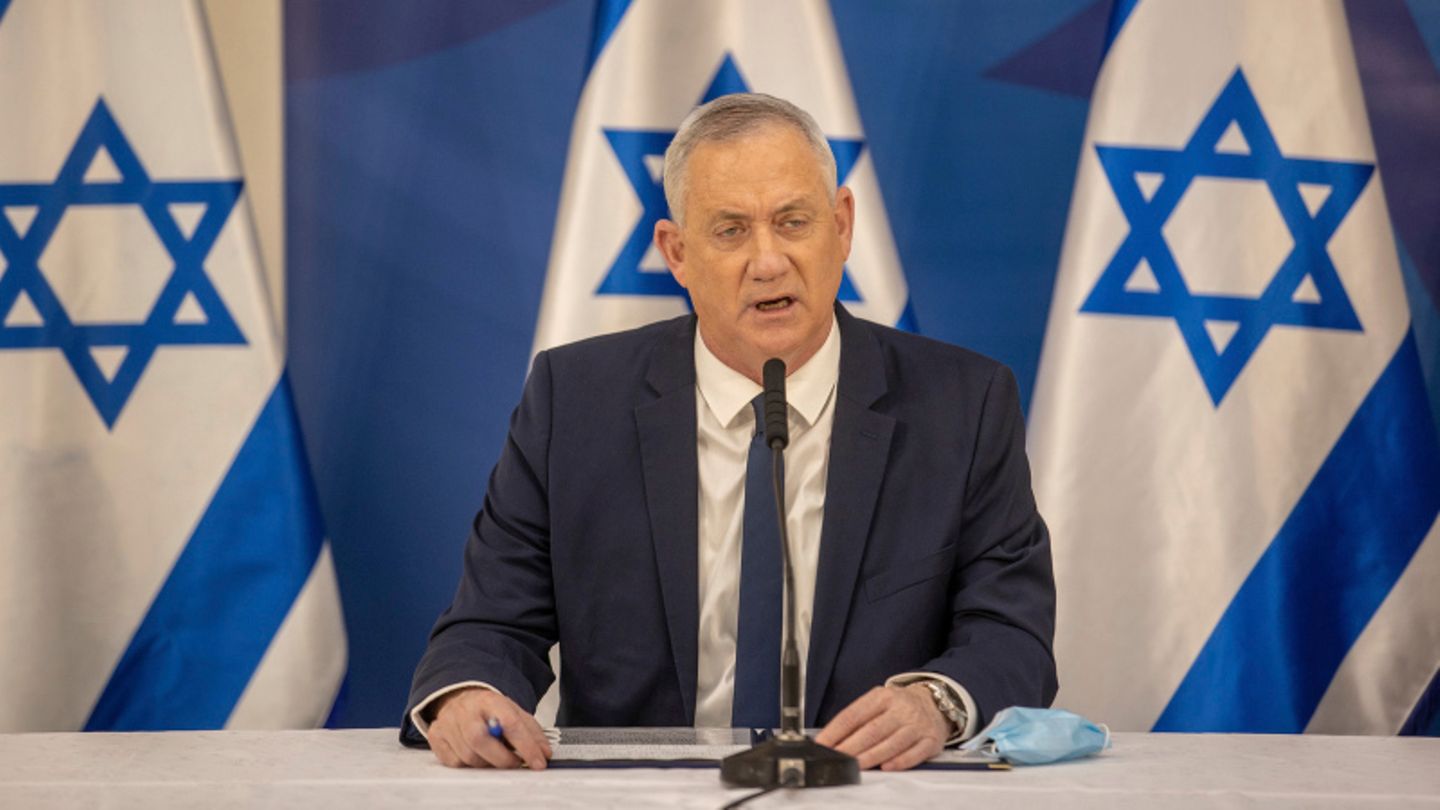 Benny Gantz spricht bei einer Pressekonferenz im israelischen Außenministerium