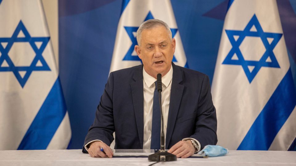Benny Gantz spricht bei einer Pressekonferenz im israelischen Außenministerium
