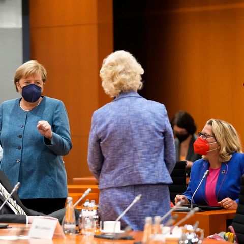 Horst Seehofer (v.l.), Angela Merkel, Christine Lambrecht, Svenja Schulze bei der letzten Kabinettssitzung vor der Bundestagswahl.
