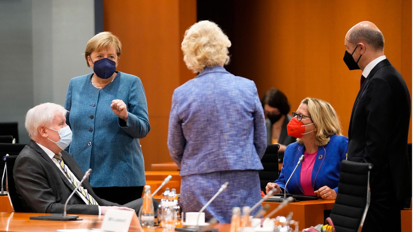 Horst Seehofer (v.l.), Angela Merkel, Christine Lambrecht, Svenja Schulze bei der letzten Kabinettssitzung vor der Bundestagswahl.