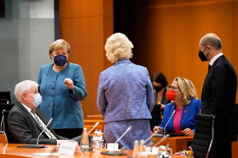 Horst Seehofer (v.l.), Angela Merkel, Christine Lambrecht, Svenja Schulze bei der letzten Kabinettssitzung vor der Bundestagswahl.