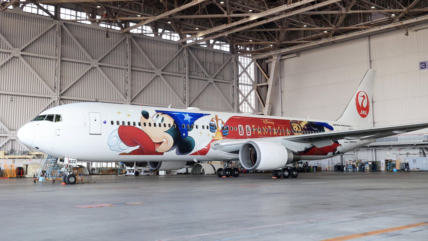 Japan Airlines ist bekannt für viele Sonderbemalungen. Zum 90. Geburtstag von Micky Maus im vergangenen Jahr wurde eine Boeing 767 mit der weltbekannten Figur verziert. Hier ein Foto aus dem Hangar am Haneda Airport  in Tokio.