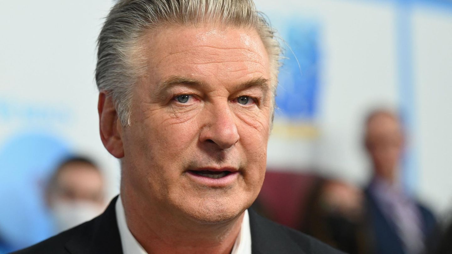 Police: Alec Baldwin’s set gun contained live ammunition
