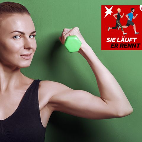 Eine junge Sportlerin mit Salat und Hantel