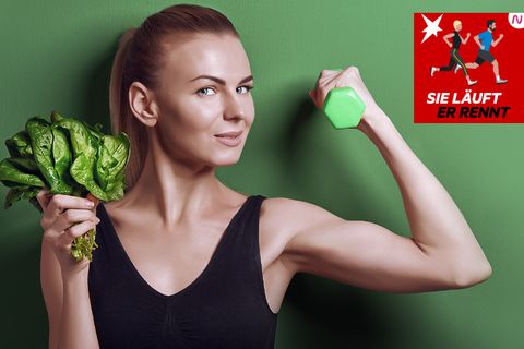 Eine junge Sportlerin mit Salat und Hantel