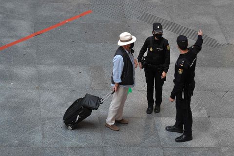 Polizei kontrolliert Passanten