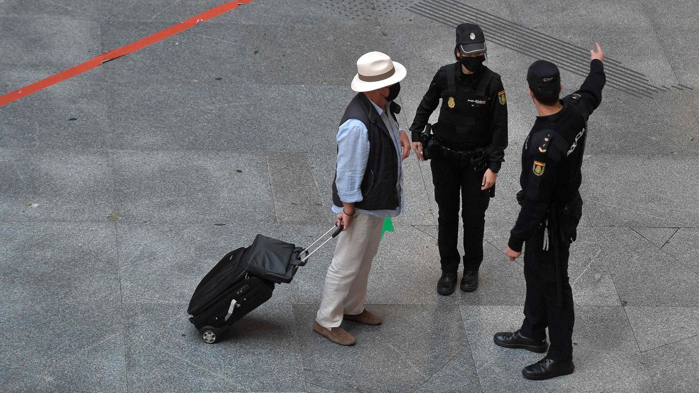 Polizei kontrolliert Passanten