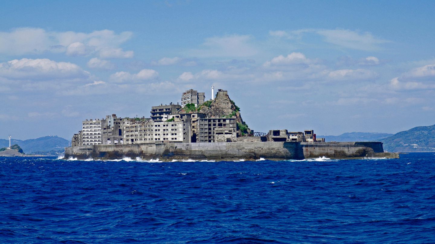 Blick aus der Ferne auf Hashima Island
