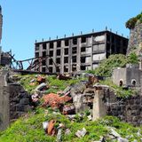 Alles was rosten kann, rostet. Überall liegen Steintrümmer. Die Natur erobert die Plätze zurück, die ihr einst vom Menschen genommen wurde.