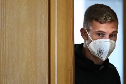 Bayern-Profi Joshua Kimmich hat mit seinen Aussagen zur Corona-Impfung eine hitzige Debatte entfacht.