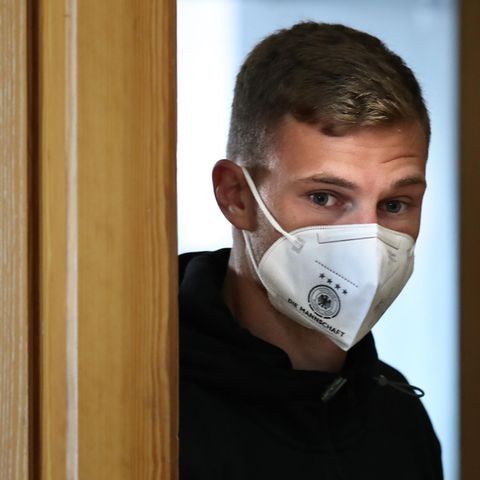 Bayern-Profi Joshua Kimmich hat mit seinen Aussagen zur Corona-Impfung eine hitzige Debatte entfacht.