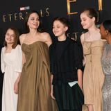 Bereits zur Weltpremiere im Dolby Theatre in Los Angeles hatte die 46-Jährige fünf ihrer Kinder mitgebracht: Maddox, Vivienne, Knox, Shiloh und Zahara. Lediglich Sohn Pax fehlte.