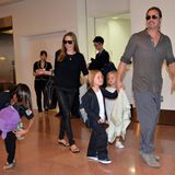 Jolie hat insgesamt sechs Kinder. Den ältesten Sohn Maddox Chivan adoptierte sie 2002 zusammen mit ihrem damaligen Ehemann, dem Schauspieler Billy Bob Thornton. 2005 adoptierte sie die Tochter Zahara Marley. Nachdem sie ihre Beziehung öffentlich gemacht hatten, adoptierte ihr neuer Partner Brad Pitt (r.) 2006 die beiden Kinder. Und es wurden noch mehr: Im gleichen Jahr wurde die gemeinsame leibliche Tochter Shiloh Nouvel Jolie-Pitt geboren, 2007 folgte die Adoption von Sohn Pax Thien. 2008 kamen schließlich die gemeinsamen Zwillinge Knox Léon und Vivienne Marcheline auf die Welt. Das Paar reiste in den Folgejahren regelmäßig als Großfamilie um die Welt, das Foto stammt von 2013. 2016 reichte Jolie die Scheidung ein, seither streiten sich die beiden um das Sorgerecht der Kinder. 