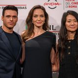 Beim Fototermin zeigte sich Jolie an der Seite von Schauspieler Richard Madden und Regisseurin Chloe Zhao, die für ihren Film "Nomadland" bereits Anfang dieses Jahres mit dem Golden Globe und dem Oscar geehrt wurde.