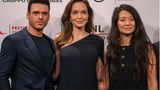 Beim Fototermin zeigte sich Jolie an der Seite von Schauspieler Richard Madden und Regisseurin Chloe Zhao, die für ihren Film "Nomadland" bereits Anfang dieses Jahres mit dem Golden Globe und dem Oscar geehrt wurde.