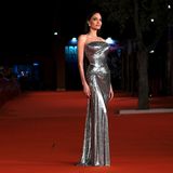 Dank ihrer futuristischen silber-glänzenden Robe von Atelier Versace bekam Angelina Jolie aber auch genügen Aufmerksamkeit nur für ihre Person.