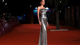 Dank ihrer futuristischen silber-glänzenden Robe von Atelier Versace bekam Angelina Jolie aber auch genügen Aufmerksamkeit nur für ihre Person.