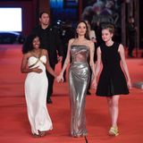 Es war für viele der Höhepunkt des Abends, als Angelina Jolie mit ihren Töchtern Zahara (l.) und Shiloh Jolie-Pitt den roten Teppich vor dem Auditorium Parco della Musica in Rom beschritt. Die beiden Mädchen genossen es sichtlich. 