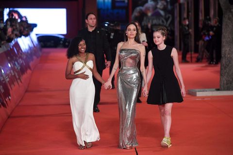 Es war für viele der Höhepunkt des Abends, als Angelina Jolie mit ihren Töchtern Zahara (l.) und Shiloh Jolie-Pitt den roten Teppich vor dem Auditorium Parco della Musica in Rom beschritt. Die beiden Mädchen genossen es sichtlich. 