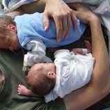 Lotta und Paul in Papas Armen - 17 Tage sind die beiden jetzt alt