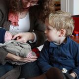 Mats bestaunt seine Neues Geschwisterchen. Nach sieben Wochen im Krankenhaus sind die beiden Frühchen nun Zuhause.