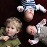 Drei Monate später, geschafft! Der große Bruder Mats mit seinen beiden neuen Geschwistern Lotta und Paul. 