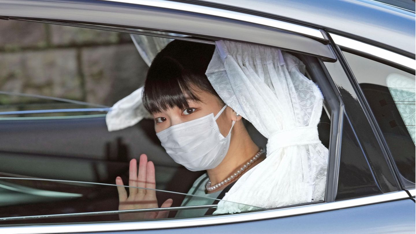 Japans Prinzessin Mako winkt aus einem Autofenster heraus
