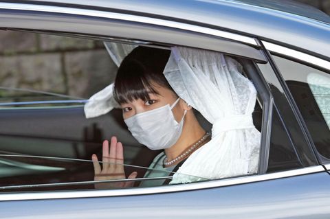 Japans Prinzessin Mako winkt aus einem Autofenster heraus
