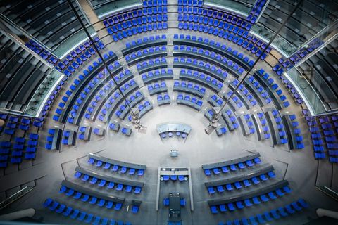 Blick in den Plenarsaal des Deutschen Bundestag mit der neuen Sitzverteilung für die 20. Legislaturperiode.