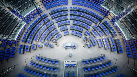 Blick in den Plenarsaal des Deutschen Bundestag mit der neuen Sitzverteilung für die 20. Legislaturperiode.