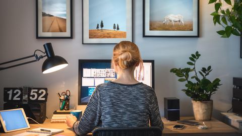 Homeoffice: Eine Frau arbeitet im Homeoffice