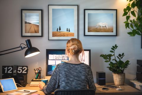 Homeoffice: Eine Frau arbeitet im Homeoffice