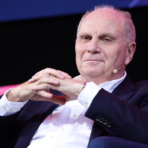 Ui Hoeneß, Ehrenpräsident des FC Bayern München, hat sich am Rande einer Premiere auch zur Causa Joshua Kimmich geäußert