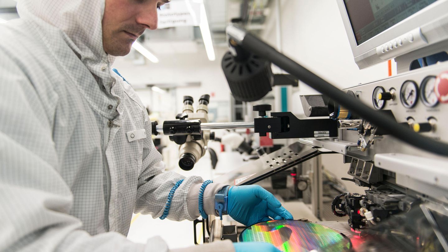 Weltweit steigt die Nachfrage nach Chips, die Produktion kommt nicht nach.