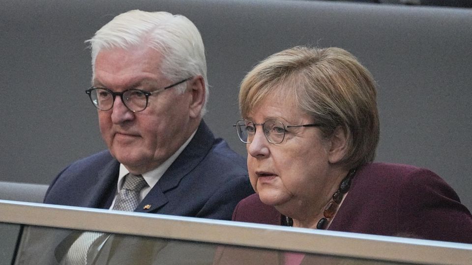 Angela Merkel und Frank-Walter Steinmeier auf der Besuchertribüne des Bundestags
