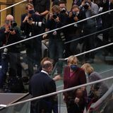 Merkel von Fotografen verfolgt auf der Besuchertribüne