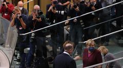 Merkel von Fotografen verfolgt auf der Besuchertribüne
