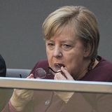 Merkel haucht auf die Gläser ihrer Brille