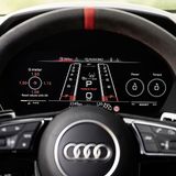 Im RS Performance-Modus verwandelt sich der Drehzahlmesser in eine Flugzeuglandebahn