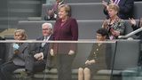 Merkel lächelnd auf der Empore