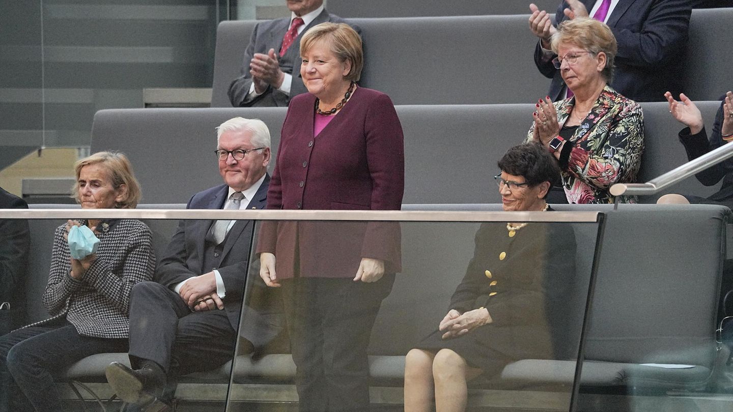 Merkel lächelnd auf der Empore